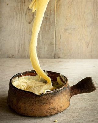  Aligot! An Oozing Symphony of Cheese and Creamy Potatoes that Will Melt Your Heart