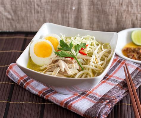  Soto Ayam Lamongan? An Explosion of Savory Spice and Refreshing Aromas in Every Bowl!