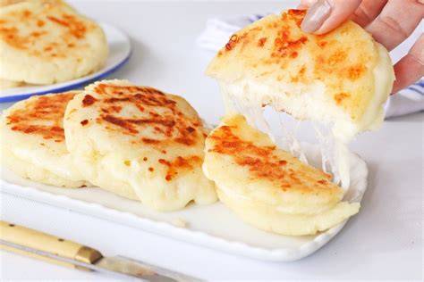  Arepas de Queso: Indulge in This Crunchy Delight, Stuffed with Gooey Goodness!