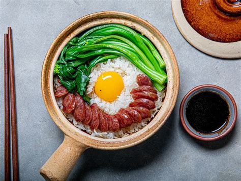  Cantonese Clay Pot Rice: An Umami Explosion of Tender Meat and Fluffy Grains