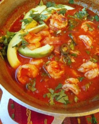 Cazuela de Camarones: A Symphony of Seafood and Spicy Aromas that Transport You to Baja California Sur!