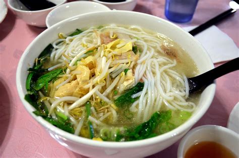  Crossing-the-Bridge Rice Noodles: A Symphony of Aromatic Broth and Silky Smooth Noodles!