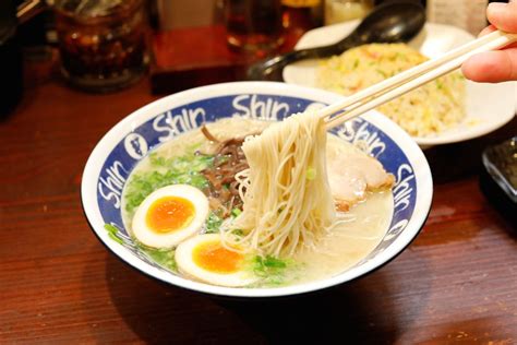 Hakata Ramen: Indulge in a Flavorful Symphony of Rich Tonkotsu Broth and Springy Noodles!