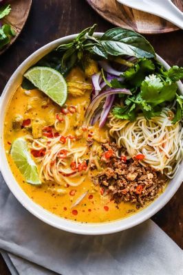  Khao Soi Gai: A Creamy Coconut Curry Noodle Soup Bursting with Aromatic Spices and Crispy Fried Noodles!