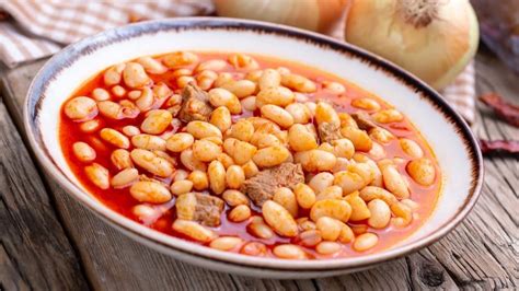  Kuru Fasulye: A Savory Symphony of Slow-Cooked Beans and Tangy Spice!