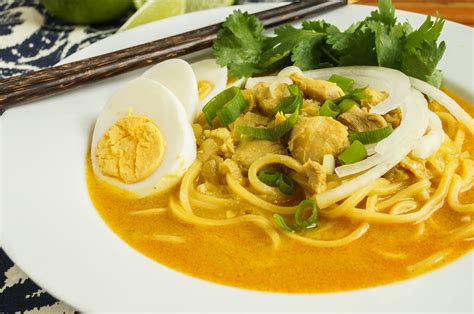  Laksa Wong: Savory Coconut Broth Meets Tangy Chili Flavor Explosion!