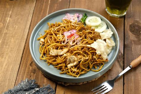 Mie Aceh, A Savory Symphony of Spices and Tender Seafood!