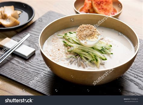 Milmyeon: A Refreshing Symphony of Noodles and Chilled Broth for Your Soul!