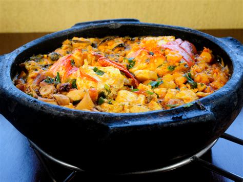  Moqueca Capixaba: A Symphony of Spices and the Dance of Coconut Milk on Your Tongue!