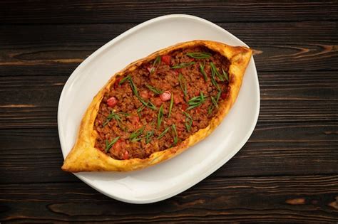  Pide: A Symphony of Savory Spices and Pillowy Perfection!