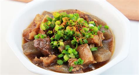  Qingyuan Beef Tendon and Tripe Stew: Indulge Your Senses with a Savory Symphony of Textures!