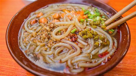  Spicy and Savory: Is Liupanshui's Suanla Fen the Ultimate Comfort Food?