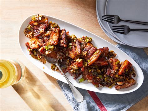  Spicy Twice-Cooked Pork Belly: A Symphony of Umami and Tingly Sichuan Peppercorn Delights?