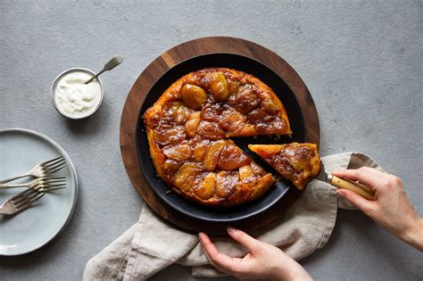 Tarte Tatin? A Culinary Adventure of Sweet Caramel Bliss and Delicate Pastry Perfection!