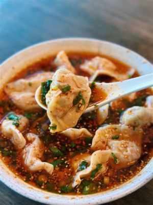  Zhengzhou Spicy Soup Dumplings - A Symphony of Savory Broth and Pillow-Soft Dough?